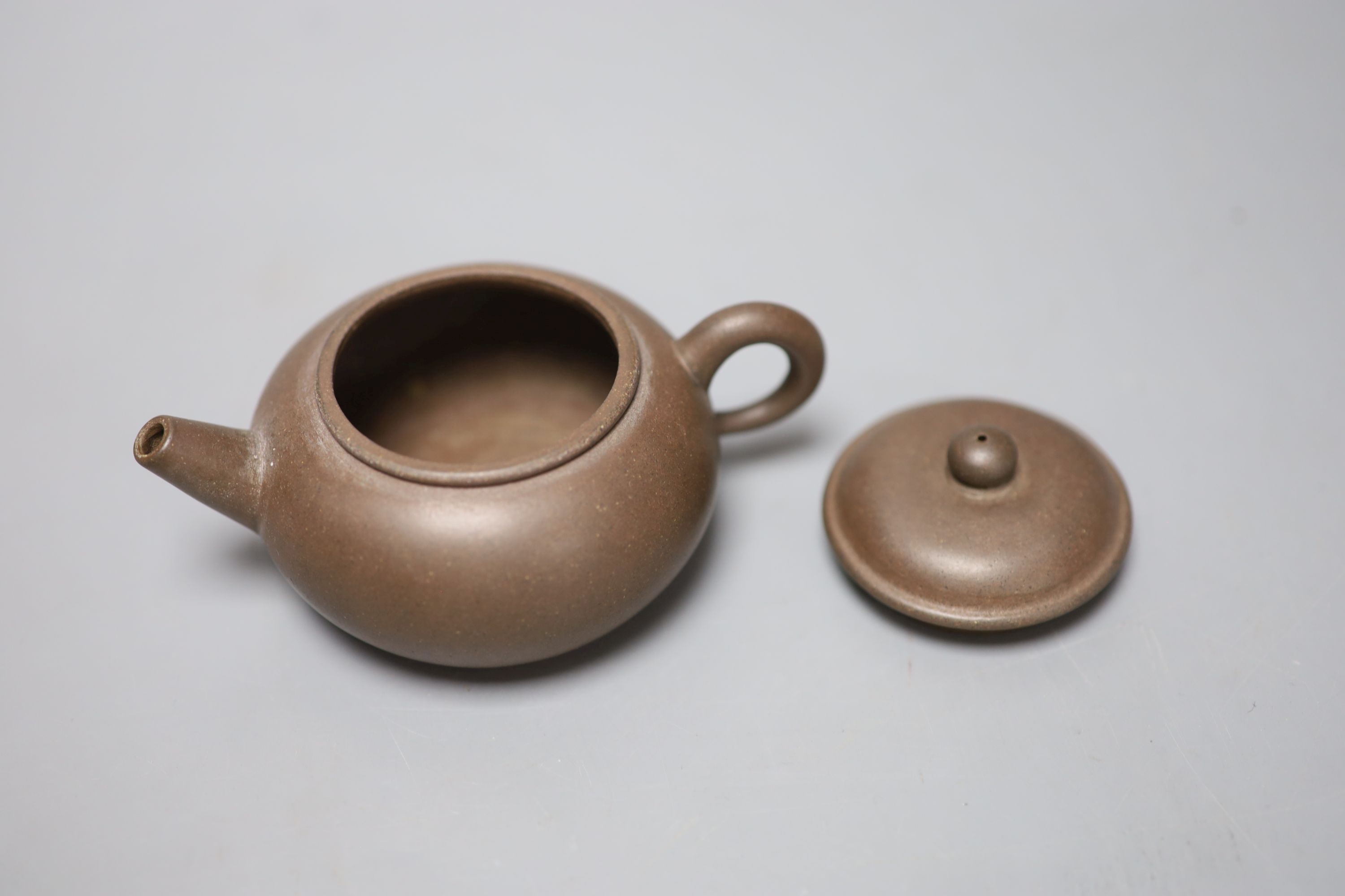 A Chinese Yixing tea pot, with signature on base